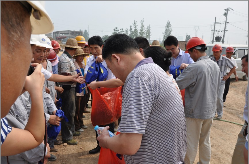 Kan Xianghua, Secretary of Suixi County Party Committee, visited and comforted frontline workers to inspect the construction of key projects