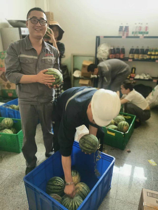 Hot summer to send watermelon, cool and sweet to the heart